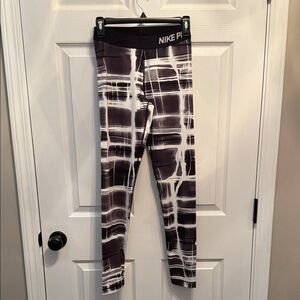 Nike Pro Women’s Size M Monochrome Grid Leggings